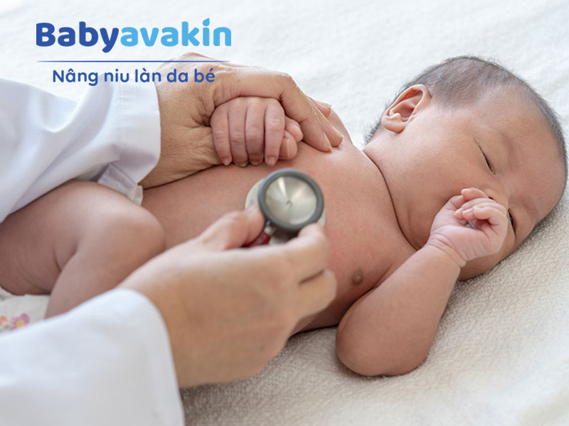 Đưa bé đến cơ ở y tế gần nhất là ưu tiên hàng đầu trong việc xử lý nổi mề đay nặng ở trẻ