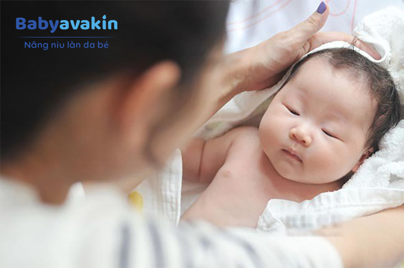 Mẹ nên thường xuyên vệ sinh da sạch sẽ cho con để tránh trẻ bị rôm sảy